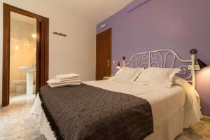 A bed or beds in a room at Hostal Arribes del Duero