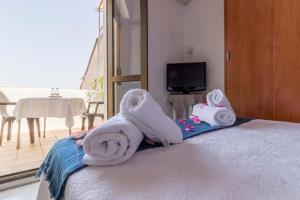 A bed or beds in a room at Hostal Arribes del Duero