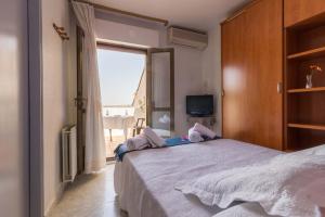 A bed or beds in a room at Hostal Arribes del Duero