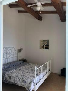 ポルト・サント・ステーファノにあるStella d'Argentoのベッドルーム1室(ベッド1台、シーリングファン付)