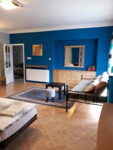 uma sala de estar com uma parede azul em U Danusi em Breslávia