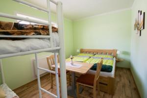 Poschodová posteľ alebo postele v izbe v ubytovaní Pension Mijami
