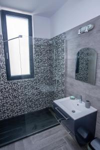 Koupelna v ubytování Constantinos Apartment Mamaia Nord