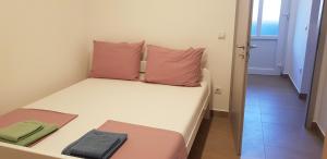 Postel nebo postele na pokoji v ubytování Apartmani Jozic