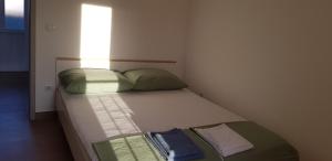 Postel nebo postele na pokoji v ubytování Apartmani Jozic