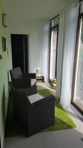uma sala de estar com duas cadeiras e um sofá em Pulgersmühle em Mörsdorf