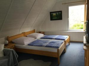 a bedroom with a bed and a window at Domek Wakacyjny in Mikołajki