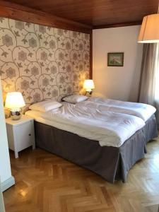 - une chambre avec un grand lit et 2 lampes dans l'établissement Kisa Wärdshus & Hotell, à Kisa