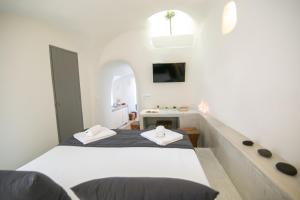A bed or beds in a room at Santorini Villas
