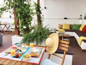 een dienblad met eten op een tafel in een woonkamer bij City Garden Bed and Breakfast in Valencia