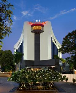 um edifício com um sinal na lateral em The Golkonda Hotel em Hyderabad