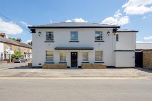 una casa blanca al lado de una calle en Elthorne Luxury Apartments - Uxbridge, en Uxbridge