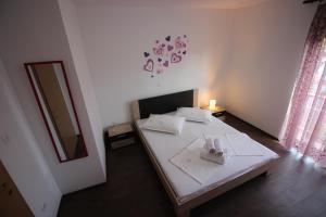 Postel nebo postele na pokoji v ubytování Apartmani Irena