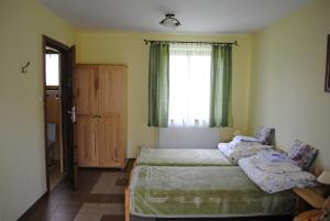 Łóżko lub łóżka w pokoju w obiekcie Zielony Gaj