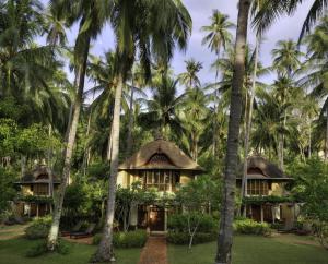 une maison au milieu de palmiers dans l'établissement Rayavadee- SHA Extra Plus, à Railay Beach