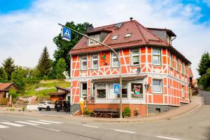 ein orangefarbenes und weißes Gebäude an der Ecke einer Straße in der Unterkunft EisHexe in Tanne