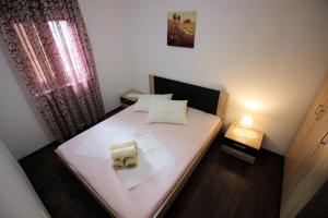 Postel nebo postele na pokoji v ubytování Apartmani Irena