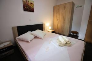 Postel nebo postele na pokoji v ubytování Apartmani Irena