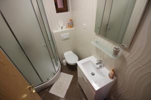 Koupelna v ubytování Apartmani Irena + 37 fotografií