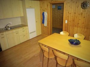 eine Küche mit einem Holztisch und Stühlen in der Unterkunft Haus Diezig in Blitzingen