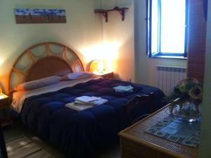 una camera con un grande letto e un tavolo di Agriturismo La Madonnina a Castrovillari