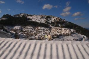 A general mountain view or a mountain view taken from Az apartmant