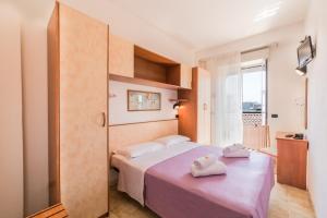 - une chambre avec un lit et 2 serviettes dans l'établissement Hotel Garisenda, à Misano Adriatico