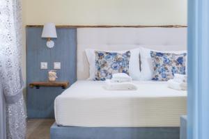 A bed or beds in a room at Blue Sea Paradise