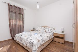 Un pat sau paturi într-o cameră la Apartments Natasa