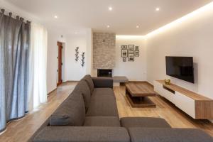 uma sala de estar com um sofá e uma televisão em M & A Valbandon, Fažana - B em Fažana