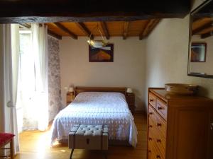 1 dormitorio con 1 cama, vestidor y ventana en La Maison des Cornières en Fourcès