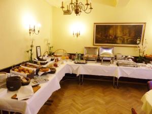 uma mesa longa com comida numa sala em Grimmelshausen Hotel em Gelnhausen