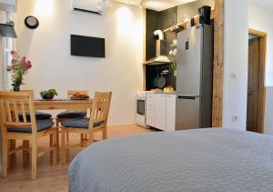 kuchnia ze stołem i lodówką w pokoju w obiekcie Sunset Garden House Vrsar w mieście Vrsar +7 zdjęć