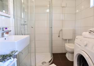 łazienka z umywalką, toaletą i prysznicem w obiekcie Sunset Garden House Vrsar w mieście Vrsar