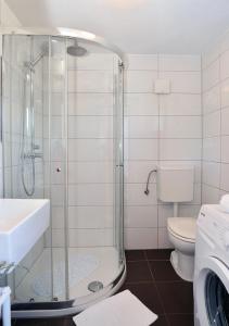 uma casa de banho com um chuveiro e um WC. em Sunset Garden House Vrsar em Vrsar