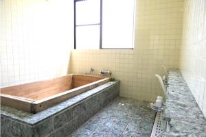 e bagno con finestra e vasca. di FWA Guest House a Fujinomiya Altre 24 foto