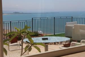 d'un balcon avec une table et des chaises donnant sur l'océan. dans l'établissement B&B Vista sul Mare, à Porto Empedocle