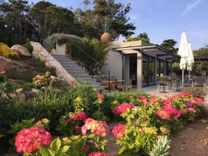a garden with flowers in front of a building at Quinta Vale da Roca in Sintra