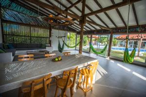 Un comedor con una mesa grande y sillas. en Indigo Palomino, en Palomino