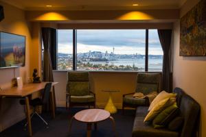Habitación con ventana grande con vistas a la ciudad. en Picture Perfect Hotel Living en Auckland