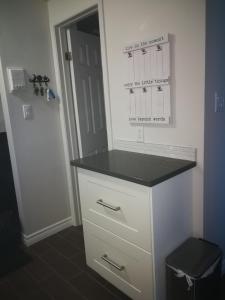 a kitchen with a black counter top and a cabinet at Condo de L'Oberge in Magog-Orford