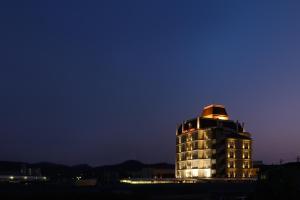 ein Gebäude mit einer Kuppel darüber in der Nacht in der Unterkunft Canon Himeji Higashi (Adult Only) in Himeji