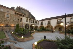 A garden outside Parador de Plasencia