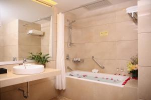 A bathroom at Shenzhen Best Western Felicity Hotel, Luohu Railway Station