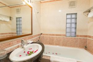 Koupelna v ubytování Prince II Hotel