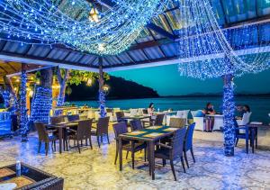 Restaurace v ubytování Racha Island Resort (Rayaburi)