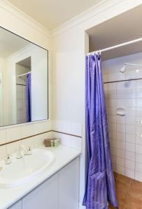 A bathroom at Granita's - 2 bedroom converted South Fremantle warehouse apartment
