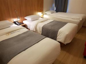浦项浦项高丽良宵酒店的一间酒店客房内设有三张床的房间