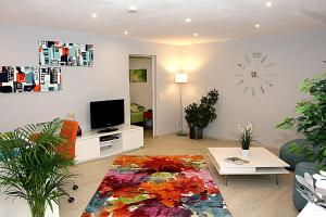 ein Wohnzimmer mit einer großen Uhr an der Wand in der Unterkunft business + life apartment ferienwohnung in Ransbach-Baumbach