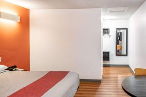 เตียงในห้องที่ Motel 6-Fort Nelson, BC